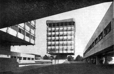 Марль. Ратуша, 1958—1967 гг. Архитекторы И. X. ван ден Брук, Я. Б. Бакема