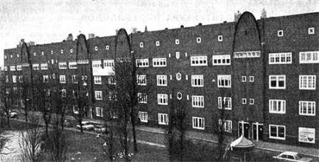 Амстердам. Квартал Спарндаммерплантсун. Секционный жилой дом, 1917—1920 гг. Арх. М. де Клерк