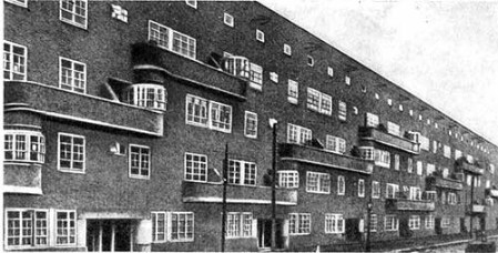 Амстердам. Квартал Спарндаммерплантсун. Секционные жилые дома с балконами, 1924 г. Арх. М. де Клерк