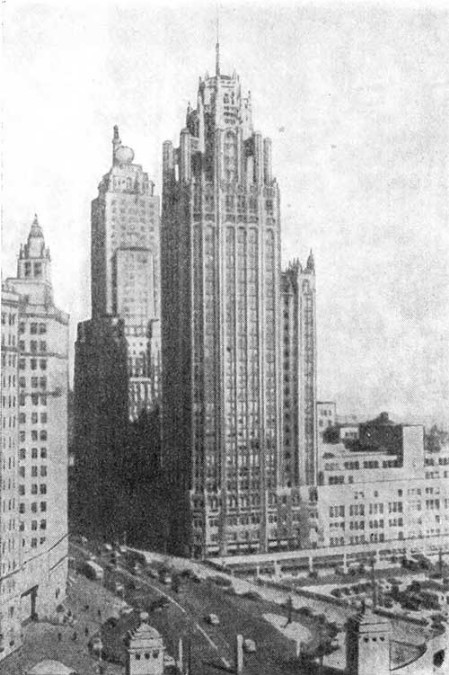 Чикаго. Здание «Чикаго Трибюн». 1923—1925 гг. Архитекторы Д. М. Хауэлс, Р. Худ