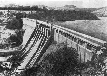 Штат Бомбей. Вид на плотину и искусственное озеро Танза, 1955 г.